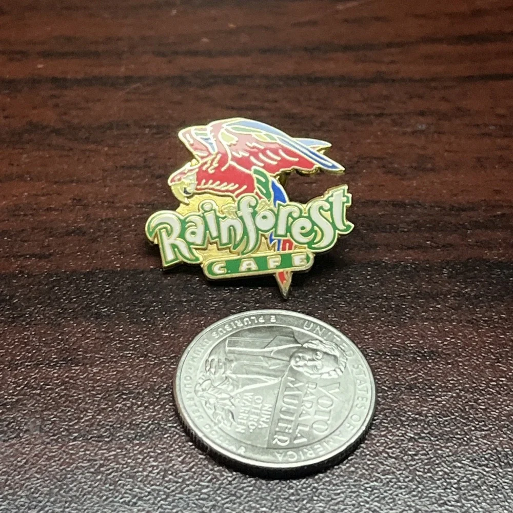 Rainforest Cafe‎ Rio Macaw Parrot Mascot Lapel Hat Pin